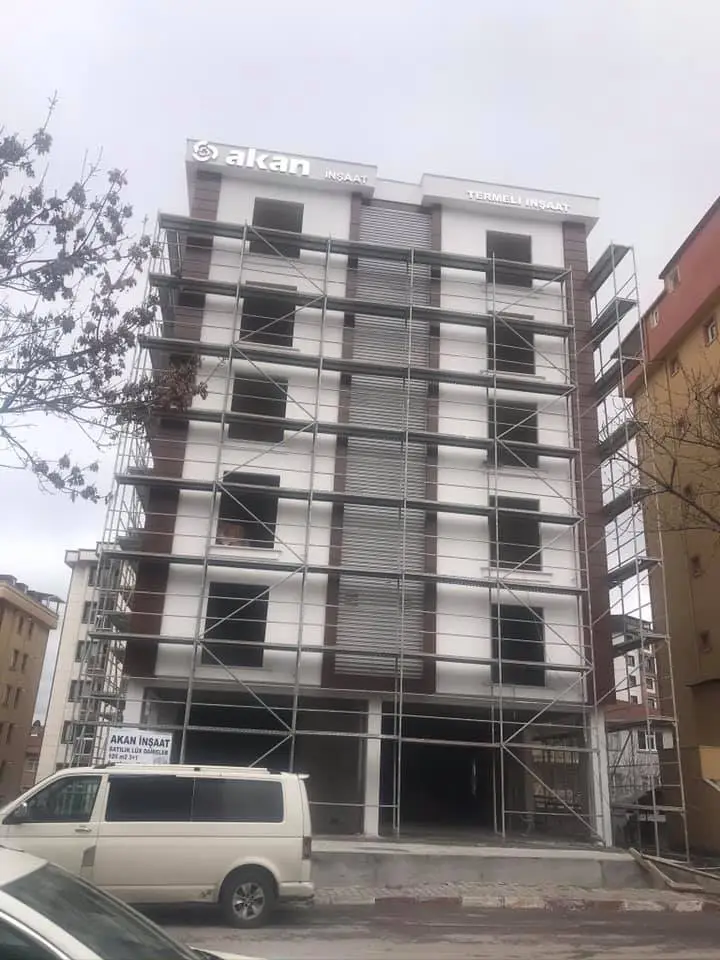 İskele kurulmuş inşaat halindeki konut binası